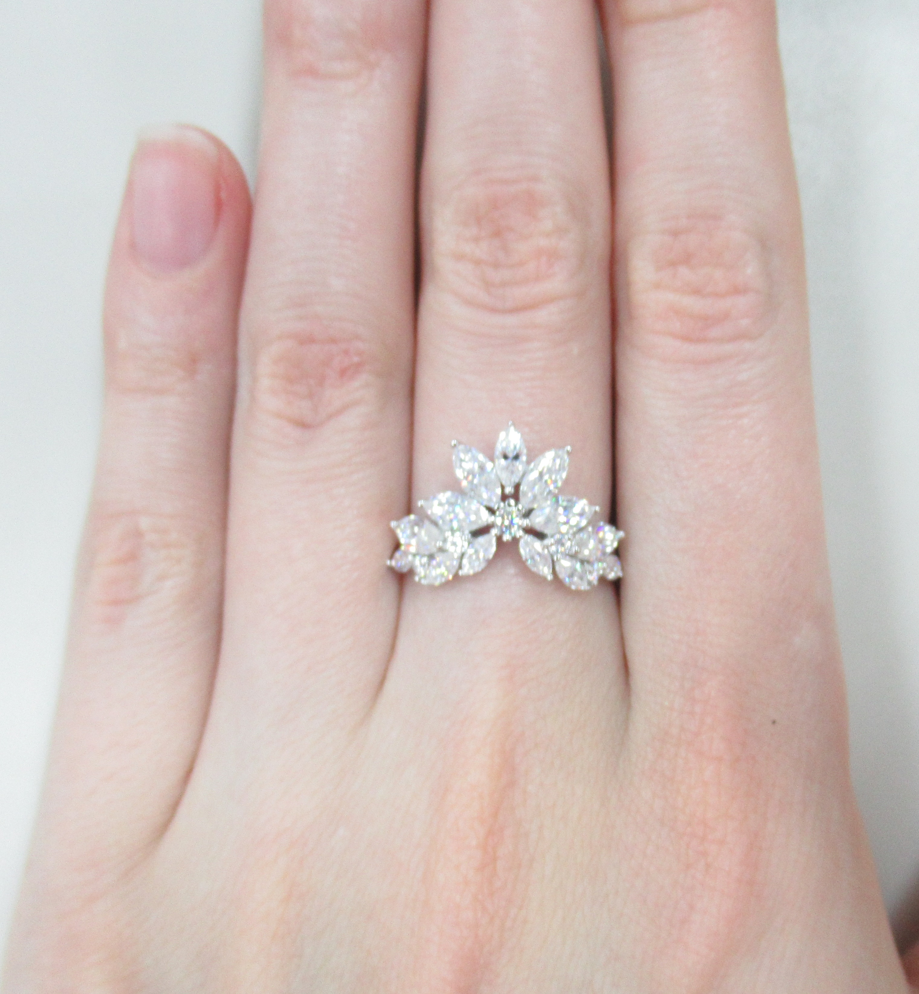 Серебряное кольцо с муассанитами